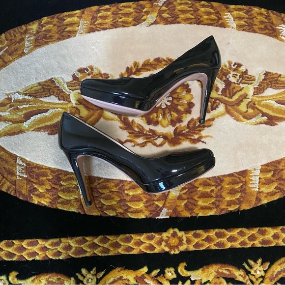 Prada Black Patent Leather Rounded Toe Pumps Size 37 1/2 - Picture 11 of 16